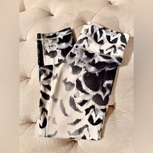 Lululemon Nulu Multicolored Crop/Capris Sz 4  22”